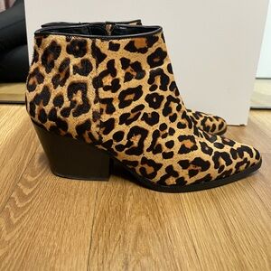 Bleecker & bond women’s size 7 leopard print full winter calf hair booties